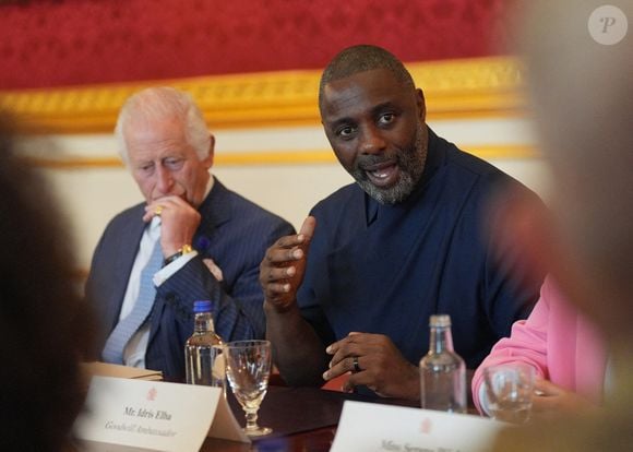 Grâce à une aide financière de 1 500 livres, il a pu suivre ses premiers cours de théâtre à l’âge de 16 ans...

Le roi Charles III (à gauche) et Idris Elba assistent à un événement organisé par The King's Trust pour discuter des opportunités offertes aux jeunes, au St James's Palace, dans le centre de Londres. Vendredi 12 juillet 2024. Photo by Yui Mok/PA Wire/ABACAPRESS.COM