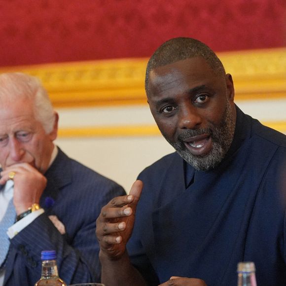 Grâce à une aide financière de 1 500 livres, il a pu suivre ses premiers cours de théâtre à l’âge de 16 ans...

Le roi Charles III (à gauche) et Idris Elba assistent à un événement organisé par The King's Trust pour discuter des opportunités offertes aux jeunes, au St James's Palace, dans le centre de Londres. Vendredi 12 juillet 2024. Photo by Yui Mok/PA Wire/ABACAPRESS.COM