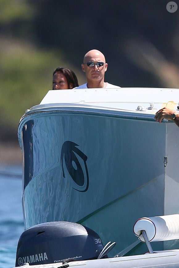 Vincent Lagaf' arrive sur une plage de Saint-Tropez avec son nouveau bateau de la marque "Cigarette", le 17 juillet 2014.