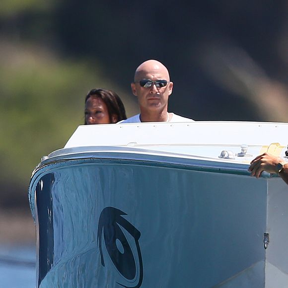 Vincent Lagaf' arrive sur une plage de Saint-Tropez avec son nouveau bateau de la marque "Cigarette", le 17 juillet 2014.