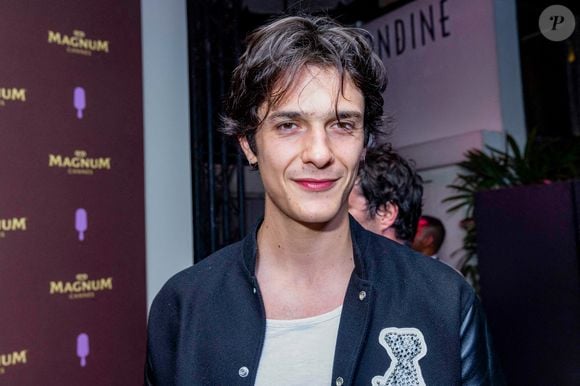 Kungs (Valentin Brunel) au photocall de la soirée "Magnum" lors du 75ème Festival International du Film de Cannes le 19 mai 2022. Sur la plage Magnum Cannes, Kylie Minogue et peggy Gou dévoilent un grand classique remixé.
Pour célébrer le lancement de la nouvelle gamme Magnum Remix, Magnum s’associe aux deux pionnières de la musique Kylie Minogue et Peggy Gou pour lancer une version arrangée du hit planétaire de la chanteuse, sorti en 2001 : « Can’t Get You Out of My Head ». Le titre remixé ainsi que le clip vidéo ont été présentés aujourd’hui lors d’une session de questions-réponses, en direct du 75e Festival de Cannes. Sur la Croisette, Magnum célèbre une exclusivité mondiale ! La légendaire icône de la pop Kylie Minogue et la pionnière de la dance music sud-coréenne Peggy Gou ont rejoint Magnum cet après-midi à Cannes pour lancer la campagne « Classics Can Be Remixed » de Magnum.
Vingt ans après la sortie du hit planétaire de la star australienne « Can’t Get You Out of My Head », la célèbre marque de crème glacée premium a collaboré avec le duo emblématique pour créer une version house et exaltante du titre, entièrement réarrangé. Une façon de rappeler au monde entier que les classiques peuvent être remixés, pour créer encore de belles émotions. 
Lors d’une interview animée en direct par Clara Amfo, présentatrice britannique de BBC Radio 1, le morceau remixé de Kylie Minogue – « Can’t Get You Out of My Head (Peggy Gou’s Midnight Remix) » – et son clip vidéo ont été révélés au monde.
Le clip revisite la version originale : on y retrouve Kylie Minogue dans sa combinaison blanche emblématique, au volant d’une De Tomaso Mangusta jaune. Dans cette nouvelle proposition s’invitent les influences pop coréennes de Peggy Gou. Pour réaliser la vidéo, Magnum a travaillé avec Seo Inji, illustratrice basée à Séoul, qui a apporté son style unique, créant ainsi une version entièrement réinventée.


© Jack Tribeca / Bestimage