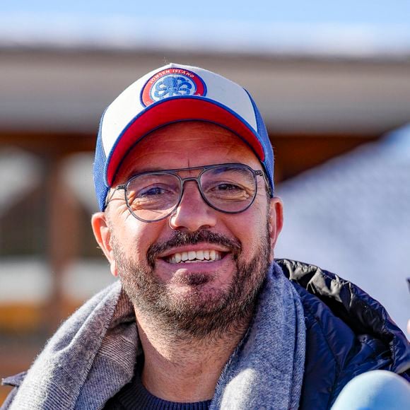 Papa de jumeaux nés grâce à une gestation pour autrui (GPA) aux États-Unis, l’humoriste met un point d’honneur à préserver l’anonymat de ses enfants...

Jarry participe à un jeu en direct sur la radio ICI lors du 28ème Festival International du Film de Comédie de l'Alpe d'Huez le 14/01/2025. Photo Sandrine Thesillat / PsNewz