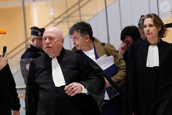 Procès de Stéphane Plaza: l’animateur arrive au tribunal correctionnel de Paris le 9 janvier 2025 avec ses avocats Carlo Alberto Brusa et Hélène Plumet.
Stéphane Plaza est jugé ce jeudi devant le tribunal correctionnel de Paris pour des violences sur deux anciennes compagnes.
L'agent immobilier de 54 ans aurait dû être jugé en août 2024 mais il ne s'était pas présenté à l'audience, en raison, selon sa défense, de « fragilités psychologiques ». Une expertise psychiatrique ordonnée par le tribunal a depuis confirmé qu'il était en état d'être jugé.

© Christophe Clovis / Bestimage