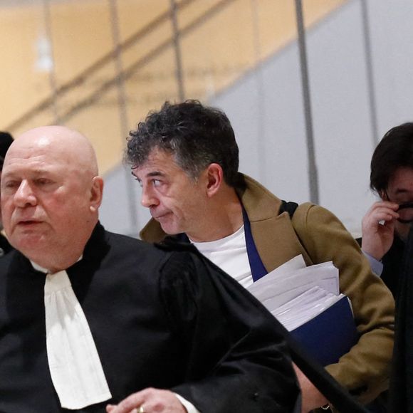 Procès de Stéphane Plaza: l’animateur arrive au tribunal correctionnel de Paris le 9 janvier 2025 avec ses avocats Carlo Alberto Brusa et Hélène Plumet.
Stéphane Plaza est jugé ce jeudi devant le tribunal correctionnel de Paris pour des violences sur deux anciennes compagnes.
L'agent immobilier de 54 ans aurait dû être jugé en août 2024 mais il ne s'était pas présenté à l'audience, en raison, selon sa défense, de « fragilités psychologiques ». Une expertise psychiatrique ordonnée par le tribunal a depuis confirmé qu'il était en état d'être jugé.

© Christophe Clovis / Bestimage