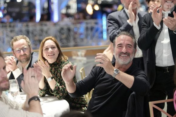 Jean Dujardin et Nathalie Péchalat (nouvelle présidente de l'association "Premiers de Cordée") - Dîner de charité Breitling à la Samaritaine pour l’association "Premiers de Cordée" à Paris le 4 avril 2024. L'association Premiers de Cordée propose des animations sportives auprès des enfants hospitalisés. ADN de l’association depuis sa création, ce programme comprend de nombreuses actions pour initier un maximum d’enfants malades et/ou en situation de handicap à la pratique sportive. © Rachid Bellak/Bestimage