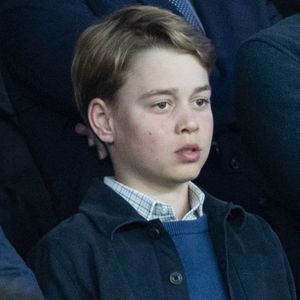 Le prince William, prince de Galles, et son fils, le prince George de Galles, assistent au match aller du quart de finale de Ligue des champions entre le PSG et Aston Villa (3-1) au Parc des Princes à Paris le 9 avril 2025. © Cyril Moreau/Bestimage