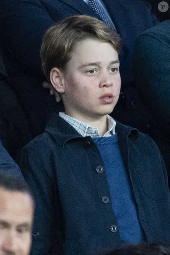 Le prince William, prince de Galles, et son fils, le prince George de Galles, assistent au match aller du quart de finale de Ligue des champions entre le PSG et Aston Villa (3-1) au Parc des Princes à Paris le 9 avril 2025. © Cyril Moreau/Bestimage