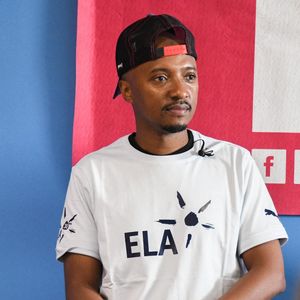 Le chanteur Soprano lors de la lecture de la dictée ELA aux élèves de la 6ème F du collège Henri Barnier à Marseille. © Agence / Bestimage