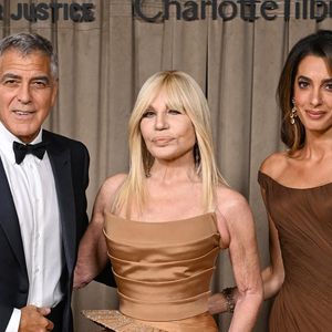 L’événement, mêlant prestige et engagement, a rendu hommage à ceux qui luttent pour la justice à travers le monde.
George Clooney, Amal et Donatella Versace lors de la cérémonie des Albies au Musée d’Histoire naturelle de Londres ce vendredi 3 octobre 2025. Photo par Backgrid UK/ Bestimage