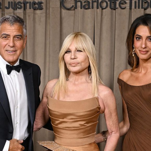 L’événement, mêlant prestige et engagement, a rendu hommage à ceux qui luttent pour la justice à travers le monde.

George Clooney, Amal et Donatella Versace lors de la cérémonie des Albies au Musée d’Histoire naturelle de Londres ce vendredi 3 octobre 2025. Photo par Backgrid UK/ Bestimage