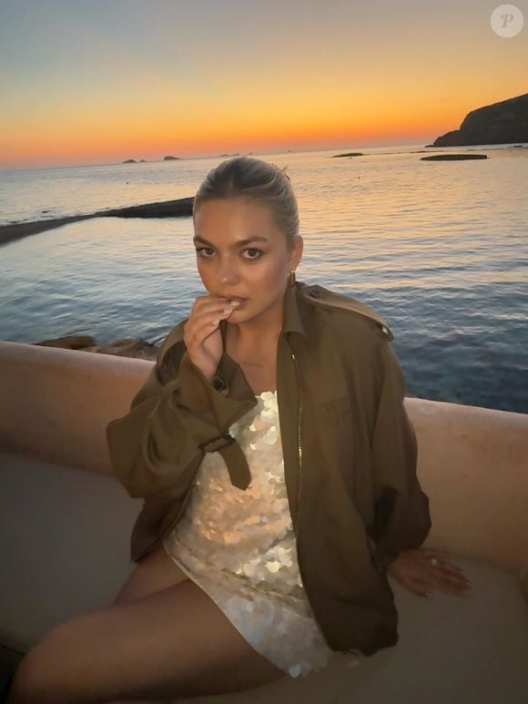 Louane en vacances à Ibiza avec un groupe d'amies et sans son futur mari Florian Rossi. 30 et 31 mai 2025
