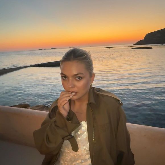 Louane en vacances à Ibiza avec un groupe d'amies et sans son futur mari Florian Rossi. 30 et 31 mai 2025