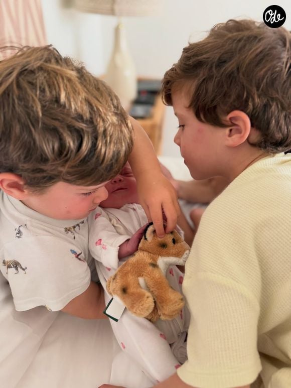 Ce lundi 17 août 2026, elle a partagé plusieurs nouvelles photos du bébé et de ses deux grands frères, August et Ernest.

La princesse Eugenie d'York partage des photos de bébé sur Instagram le 17 août 2026