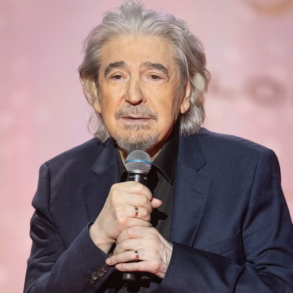 Serge Lama pour les surprises lors de l'enregistrement de l'émission "La Boîte à secrets", présentée par F.Bollaert et diffusée le 2 janvier 2026 sur France 3, dans les studios du Lendit à Saint-Denis, France, le 1er décembre 2025.

© Cyril Moreau/Bestimage