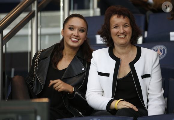 Anne Roumanoff et sa fille Alice Vaillant au match de football PSG-GFC Ajaccio lors de la 2ème journée de la Ligue 1 au Parc des Princes à Paris, le 16 août 2015. © Marc Ausset Lacroix / Bestimage