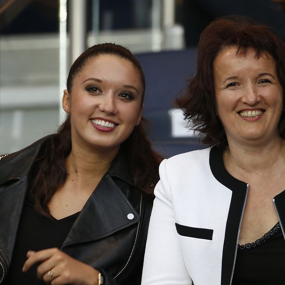 Anne Roumanoff et sa fille Alice Vaillant au match de football PSG-GFC Ajaccio lors de la 2ème journée de la Ligue 1 au Parc des Princes à Paris, le 16 août 2015. © Marc Ausset Lacroix / Bestimage
