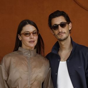 Pierre Niney et sa compagne Natasha Andrews lors des Internationaux de France de Tennis de Roland Garros 2026, à Paris, France, le 7 juin 2026. © Jacovides-Moreau/Bestimage