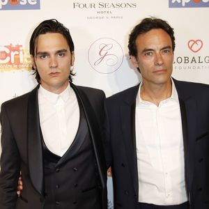 Anthony Delon avec son frère Alain-Fabien Delon au photocall de la 10ème édition du "Global Gift Gala" à l'hôtel Four Seasons George V à Paris, le 3 juin 2019.
© Marc Ausset-Lacroix/Bestimage