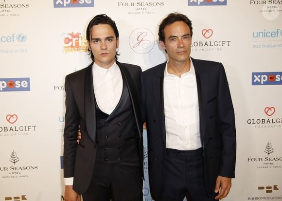Anthony Delon avec son frère Alain-Fabien Delon au photocall de la 10ème édition du "Global Gift Gala" à l'hôtel Four Seasons George V à Paris, le 3 juin 2019.
© Marc Ausset-Lacroix/Bestimage