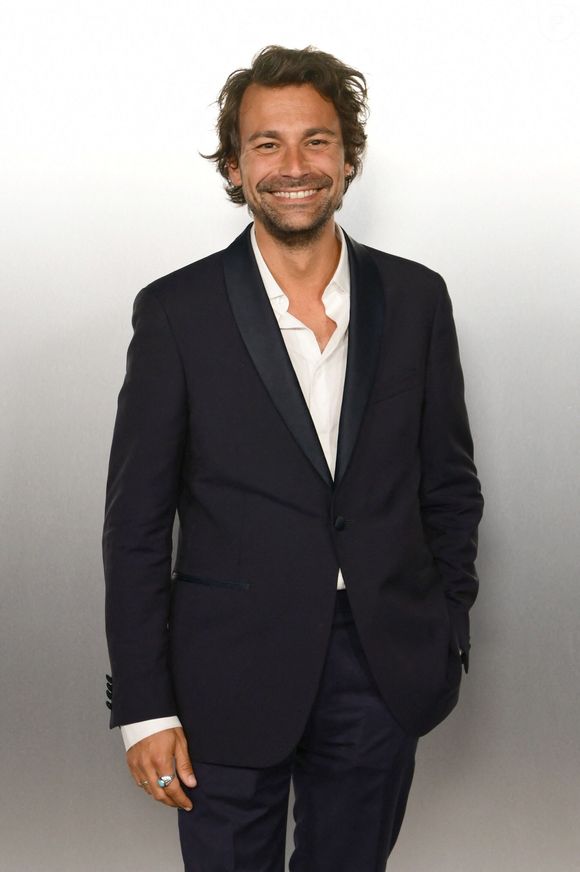 Il a récemment confié que sa femme est son premier grand amour et une évidence dans sa vie.

Bertrand Chameroy au photocall de la soirée Lacoste X Chien 51 au club Silencio en marge du 78ème Festival International du Film de Cannes, France, le 18 mai 2025. © Romain Doucelin/Bestimage