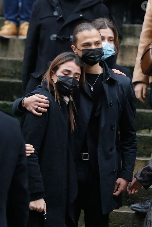 Tandis que sa fille Jeanne est plutôt littéraire et passionnée de photographie.


Jeanne et Louis, les enfants de Alexandre Brasseur et son ex femme Juliette - Sorties - Obsèques de l'acteur Claude Brasseur en l'église Saint-Roch à Paris le 29 décembre 2020. © Agence/Bestimage