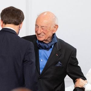 Le président Emmanuel Macron, Edgar Morin et son épouse Sabah Abouessalam assistent à une cérémonie pour célébrer le 100e anniversaire du philosophe et sociologue français Edgar Morin au palais de l'Élysée à Paris, France, le 8 juillet 2021.

 Photo par Jacques Witt/ABACAPRESS.COM