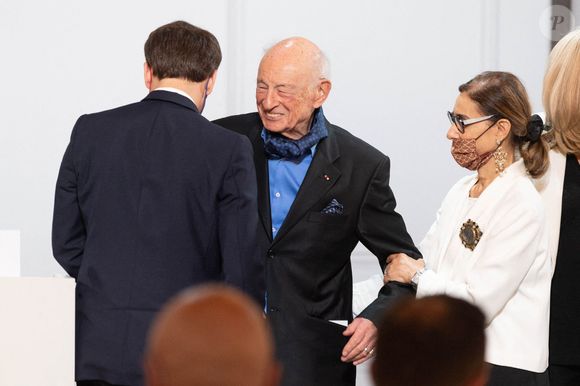 Le président Emmanuel Macron, Edgar Morin et son épouse Sabah Abouessalam assistent à une cérémonie pour célébrer le 100e anniversaire du philosophe et sociologue français Edgar Morin au palais de l'Élysée à Paris, France, le 8 juillet 2021.

 Photo par Jacques Witt/ABACAPRESS.COM
