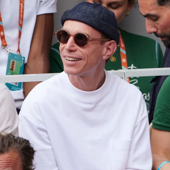 Ben Mazué dans les tribunes lors des Internationaux de France de Tennis de Roland Garros 2023. Paris, le 7 juin 2023. 
© Jacovides / Moreau / Bestimage