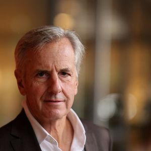 Bernard de La Villardière en garde malgré tout de bons souvenirs liés aux policiers chargés de sa sécurité, estimant que ces rencontres avaient été "enrichissantes".
Bernard de La Villardière au village lors des Internationaux de France de Tennis de Roland Garros 2025, à Paris, France, le 4 Juin 2025. © Jacovides-Moreau/Bestimage