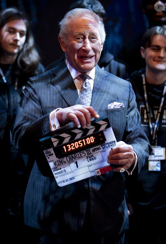 Le roi Charles III d'Angleterre visite les studios Eastbrook pour rencontrer les étudiants participant au programme "Make It Here Learning and Participation" à Londres le 18 février 2026.