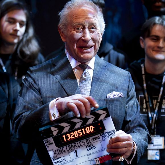 Le roi Charles III d'Angleterre visite les studios Eastbrook pour rencontrer les étudiants participant au programme "Make It Here Learning and Participation" à Londres le 18 février 2026.