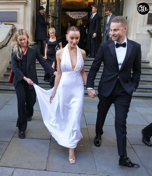 Phoebe Dynevor et Cameron Fuller quittent leur hôtel de Londres pour se rendre aux BAFTA Awards.

© Bestimage