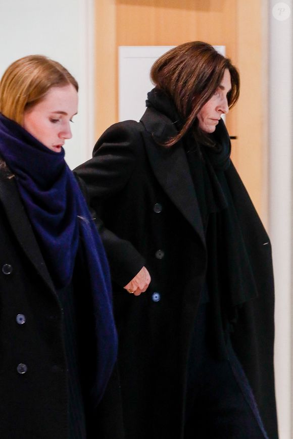 Laurence Bonnel, femme de Yannick Alléno et sa fille Ambre Gellman à la sortie de la salle d'audience - Mort d'Antoine Alléno (fils du chef cuisinier Yannick Alléno) en 2022 : Le chauffard (Francky D.) reconnu coupable d'homicide involontaire et condamné à 7 ans de prison assorties d’un mandat de dépôt différé, au tribunal correctionnel de Paris, France, le 28 novembre 2024. Franky D., 27 ans, était accusé d’avoir percuté Antoine Alléno, en mai 2022 à Paris. Sans permis, il était ivre au volant d’une puissante Audi volée. Il a été condamné pour homicide involontaire. © Christophe Clovis/Bestimage
