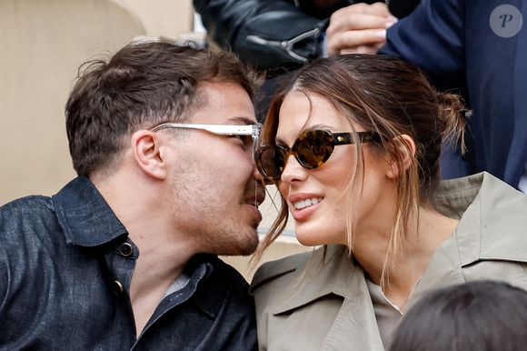 Si pour le moment, leur relation n'a pas encore été officialisée, c'est tout comme.

Antoine Dupont et Iris Mittenaere en tribunes lors de la finale messieurs des Internationaux de France de Tennis de Roland Garros 2025, le 8 juin 2025. 

Photo : Cyril Moreau / Bestimage