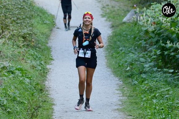 "Honnêtement, c'est la course la plus dure que j'ai faite", a-t-elle avoué au micro de nos confrères. Et de détailler son parcours : "Je suis tombée, on m'a aidée à me relever, j'ai eu des moments où je n'en pouvais plus...".

Amandine Petit (9 heures et 3 minutes) à l'arrivée de la course MCC (40 kms) de l'UTMB (Ultra Trail du Mont Blanc) à Chamonix le 24 août 2026.

© Romain Doucelin / Bestimage
