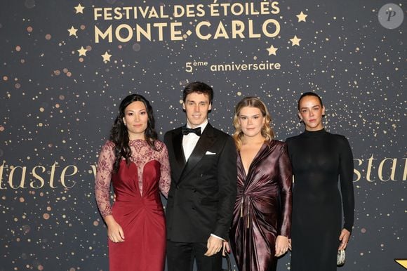 Ce samedi 29 novembre, dans la Salle des Étoiles du Sporting de Monte-Carlo, la soirée s’est tenue en compagnie des enfants de Stéphanie de Monaco : Louis et Pauline Ducruet ainsi que Camille Gottlieb, réunis pour l’occasion.

Marie et Louis Ducruet, Camille Gottlieb, et Pauline Ducruet lors du 2025 Festival des Etoilés Monte-Carlo au Monte Carlo Sporting à Monaco, le 29 novembre 2025. Photo by Jean-Charles Vinaj/ABACAPRESS.COM