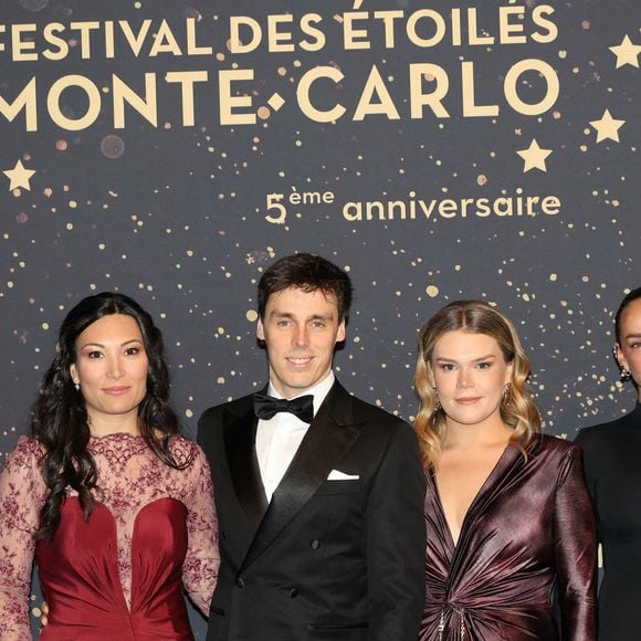 Ce samedi 29 novembre, dans la Salle des Étoiles du Sporting de Monte-Carlo, la soirée s’est tenue en compagnie des enfants de Stéphanie de Monaco : Louis et Pauline Ducruet ainsi que Camille Gottlieb, réunis pour l’occasion.

Marie et Louis Ducruet, Camille Gottlieb, et Pauline Ducruet lors du 2025 Festival des Etoilés Monte-Carlo au Monte Carlo Sporting à Monaco, le 29 novembre 2025. Photo by Jean-Charles Vinaj/ABACAPRESS.COM