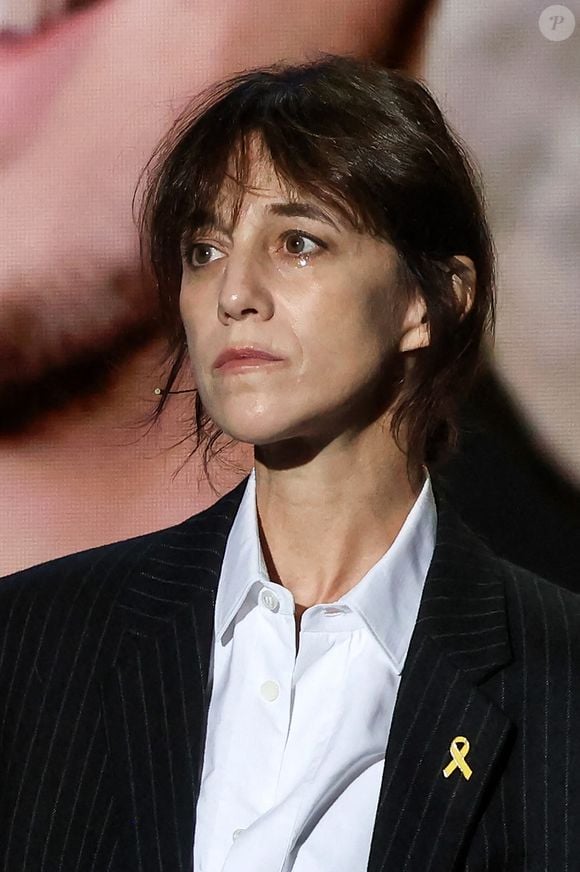 Charlotte Gainsbourg en pleurs lors d'une cérémonie organisée par le Conseil des institutions juives de France (CRIF) en hommage aux victimes des attentats du Hamas du 7 octobre 2023 contre Israël, à l'occasion du premier anniversaire de l'événement, à Paris, le 7 octobre 2024. © Stéphane Lemouton / Bestimage