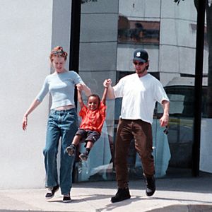 Une rare photo de Tom Cruise et Nicole Kidman s'embrassant et jouant avec leur fils adoptif alors qu'ils se promènent dans le quartier commerçant branché de Montana à Santa Monica. 15 Juillet 1988