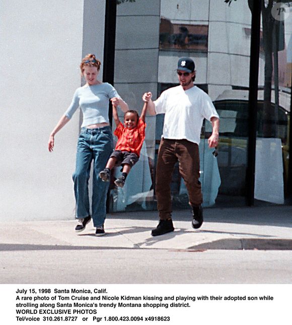Une rare photo de Tom Cruise et Nicole Kidman s'embrassant et jouant avec leur fils adoptif alors qu'ils se promènent dans le quartier commerçant branché de Montana à Santa Monica. 15 Juillet 1988