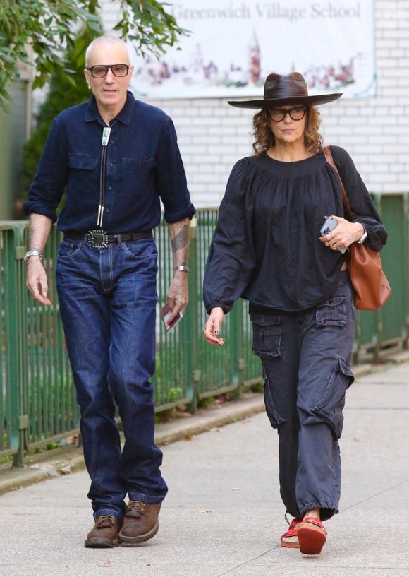 Exclusif - Daniel Day-Lewis se promène à New York avec sa femme Rebecca Miller, le 4 octobre 2023. Backgrid USA / Bestimage