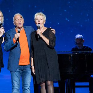 Exclusif - Mélanie Ducret, Maryvonne Ducret, Michel Fugain pour les surprises lors de l'enregistrement de l'émission "La Boîte à secrets", présentée par Faustine Bollaert et diffusée le 17 octobre sur France 3, dans les studios du Lendit à Saint-Denis, France, le 23 septembre 2025. © Cyril Moreau/Bestimage