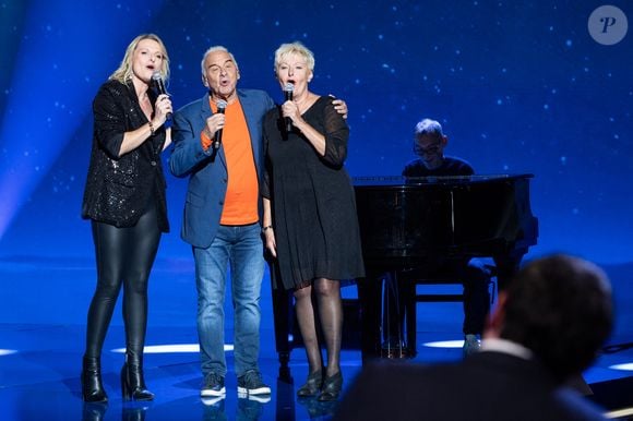 Exclusif - Mélanie Ducret, Maryvonne Ducret, Michel Fugain pour les surprises lors de l'enregistrement de l'émission "La Boîte à secrets", présentée par Faustine Bollaert et diffusée le 17 octobre sur France 3, dans les studios du Lendit à Saint-Denis, France, le 23 septembre 2025. © Cyril Moreau/Bestimage