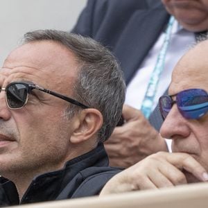 L'animateur de télévision français Nikos Aliagas et l'animateur Jean-Michel Aphatie en tribune lors des Internationaux de France de tennis à l'arène Roland-Garros le 31 mai 2019 à Paris, France. Photo by ABACAPRESS.COM