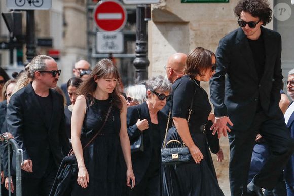 Manon Ardisson et son mari Samuel de Ceccaty - Arrivées aux obsèques de Thierry Ardisson en l’église Saint-Roch de Paris, France, le 17 juillet 2025. © Clovis-Jacovides/Bestimage