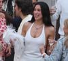Son voile en tulle, d'une longueur six mètres, dévoile une imagerie d’oiseaux et de fleurs, et est brodé de perles et de plumes. 

La chanteuse Dua Lipa et l'acteur Callum Turner ont été photographiés avant leur fête de mariage sur la Piazza Croce Dei Vespri à Palerme, en Italie, le 5 juin 2026. Photo : Snapix/ABACAPRESS.COM