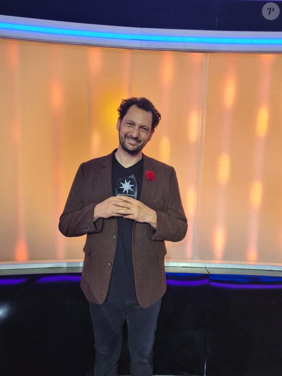 Éric Antoine a reçu son prix sur le plateau de La Roue De La Fortune lors de la première édition du Multi Screen Grand Prix à Paris le 12 juin 2025

© Jack Tribeca / Bestimage