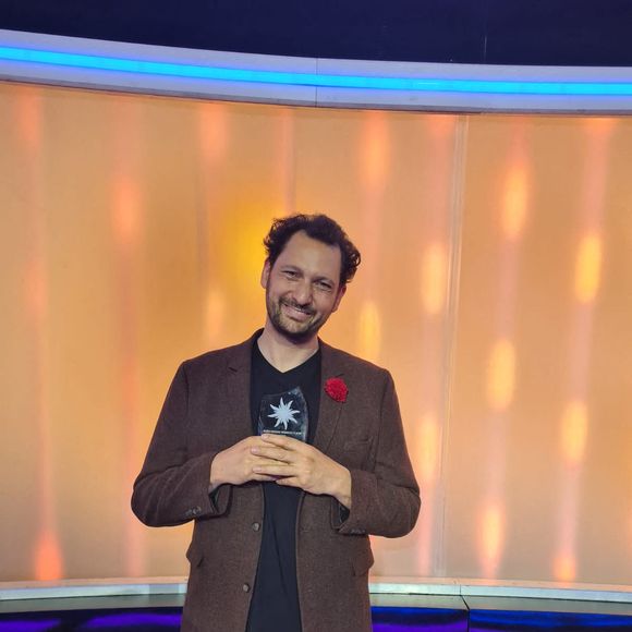 Éric Antoine a reçu son prix sur le plateau de La Roue De La Fortune lors de la première édition du Multi Screen Grand Prix à Paris le 12 juin 2025

© Jack Tribeca / Bestimage