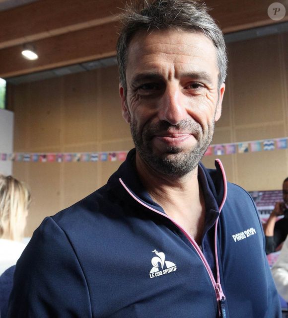 En plus des 270 000 euros bruts annuels que Tony Estanguet touchait

Tony Estanguet en déplacement au collège Maurice Utrillo dans le cadre des jeux paralympiques Paris2024 à Paris, France, le 4 septembre 2024. © Jonathan Rebboah/Panoramic/Bestimage