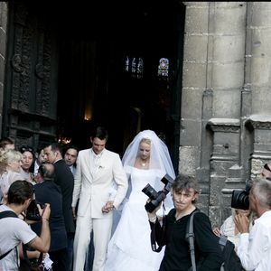 Vingt ans plus tard, l’histoire se répète de façon très émouvante.

Élodie Gossuin et Bertrand Lacherie lors de leur mariage en l'église de Compiègne, le 1er juillet 2006. Crédit : Agence / Bestimage